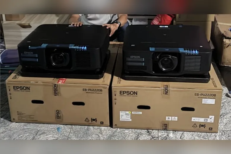 Dua proyektor Epson EB-PU2220B siap dipasang - Nusa Rental