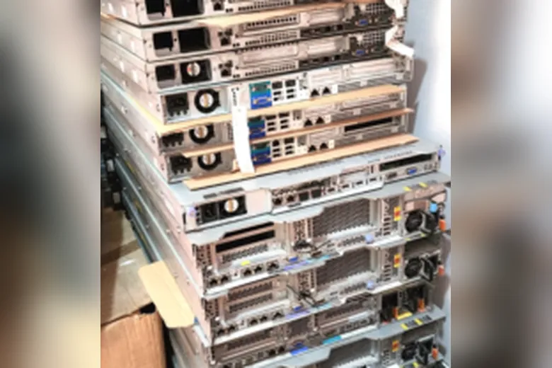 Tumpukan rack server siap sewa