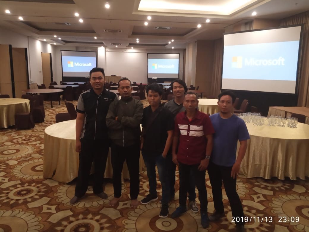 Kru Nusa Rental setelah set up proyektor dan screen untuk sebuah acara