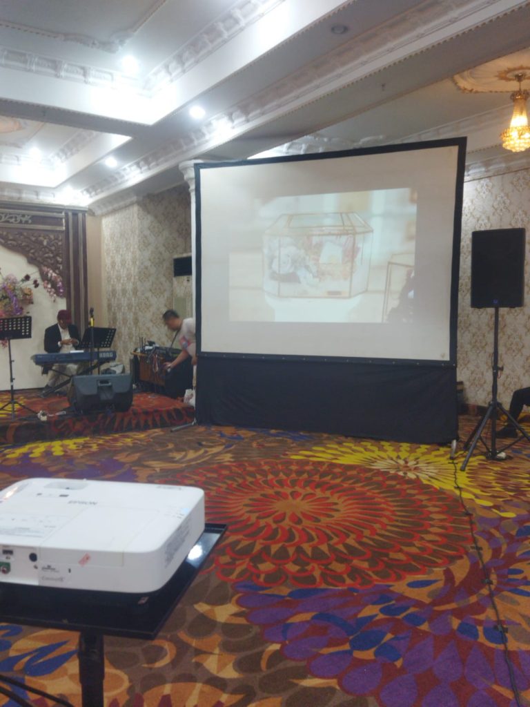 Sewa proyektor dan layar screen tripod untuk acara meeting kantor di Jakarta - Nusarental