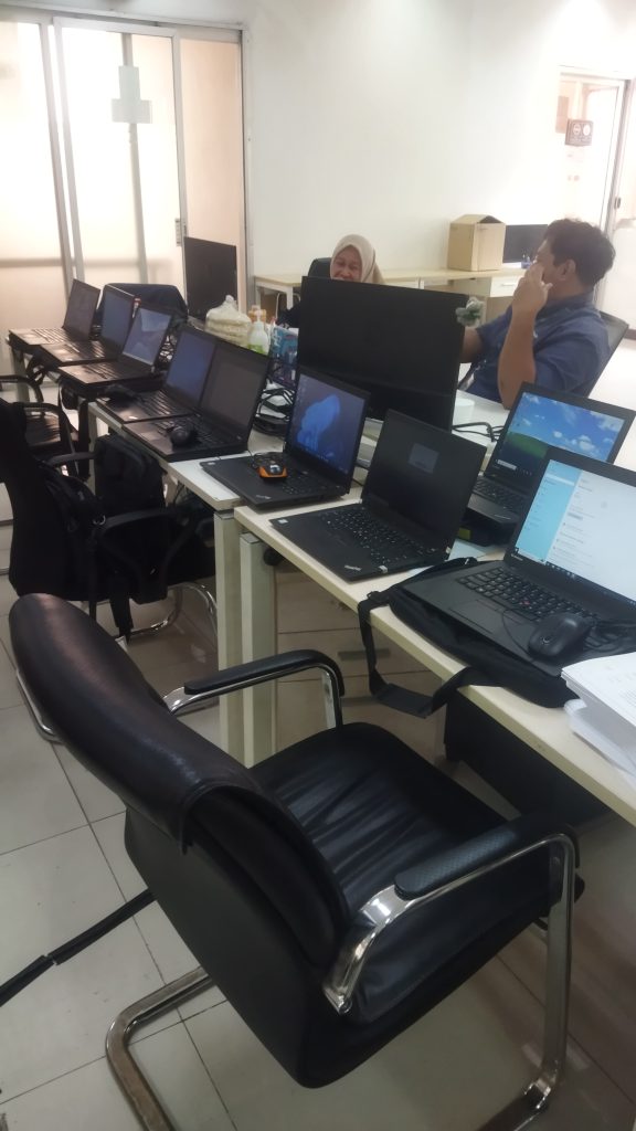 Deretan laptop ThinkPad sewaan di meja kantor untuk kebutuhan acara di Pulogadung