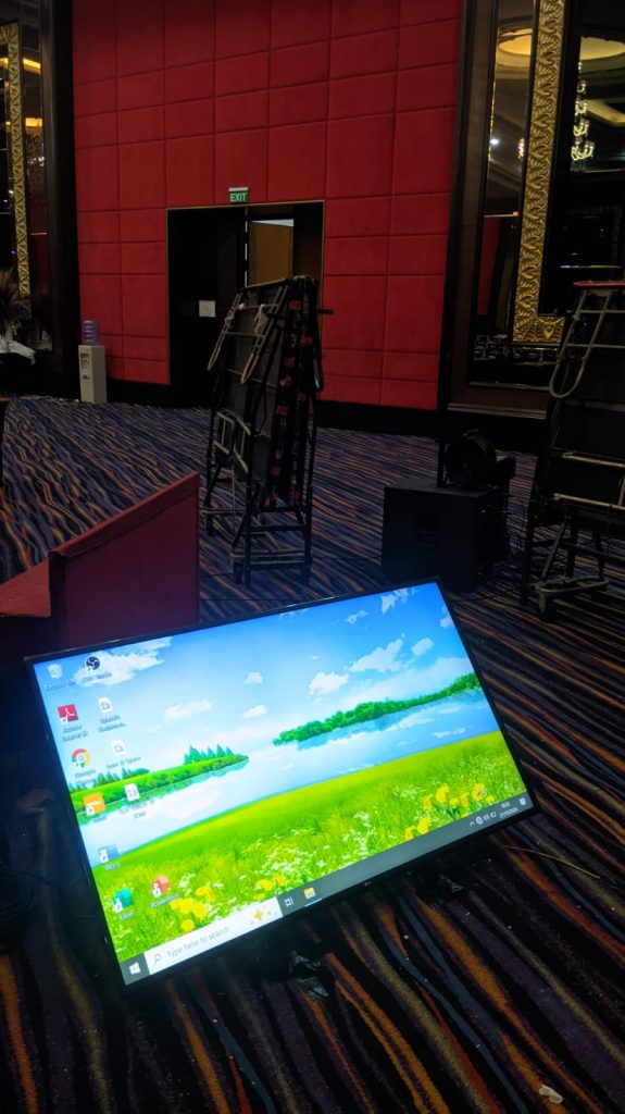 Sewa TV LED 60 inch dengan standing bracket untuk acara di Hotel Merlynn Park Jakarta - Nusa Rental